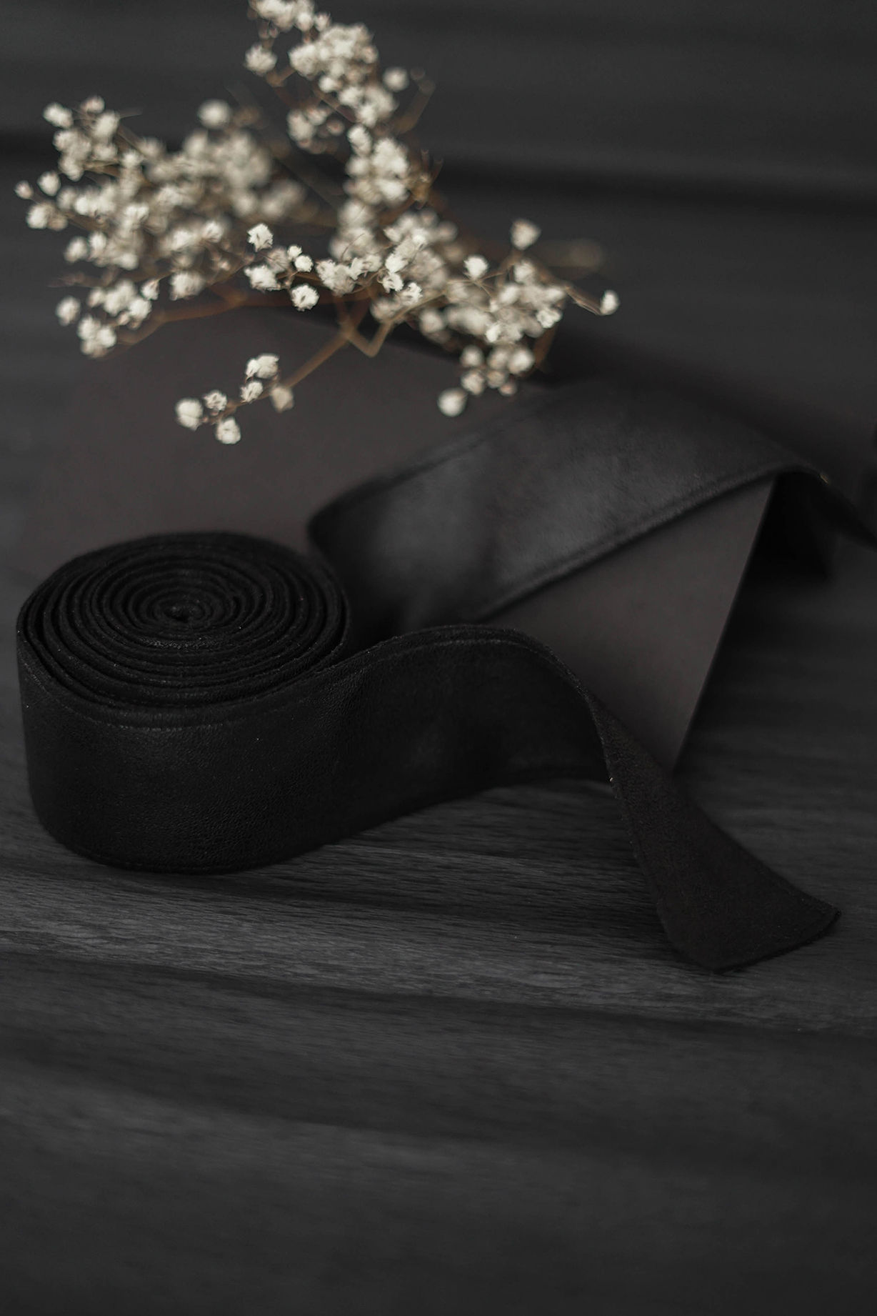 Pitkä vyö keinonahasta