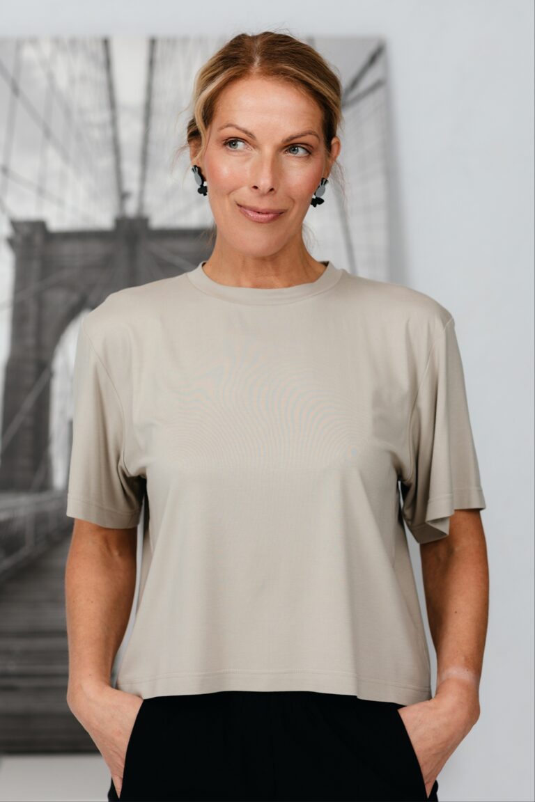 Vaaleanharmaa T-paita Mikata