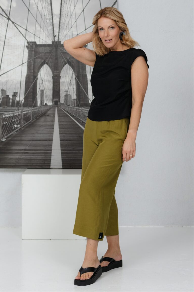 Oliivirohelised laiad culotte püksid Waido Hachi + must krooketega pluus Shika