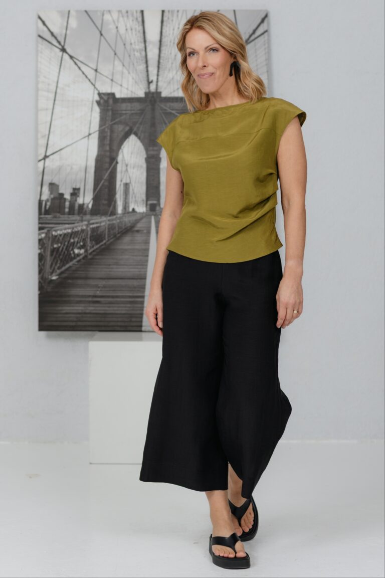 Mustad laiad culotte stiilis pükksid Waido Hachi + oliiviroheline krooketega pluus Shika