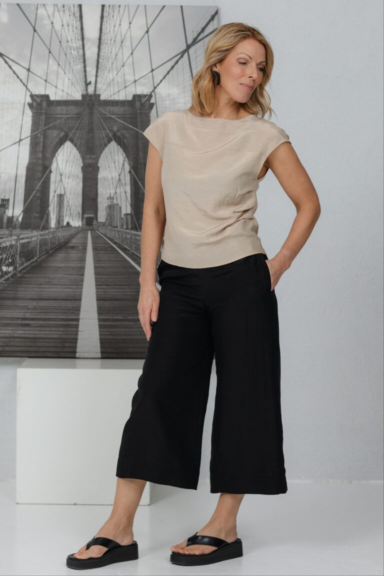 Mustad laiad culotte stiilis pükksid Waido Hachi + beez krooketega pluus Shika