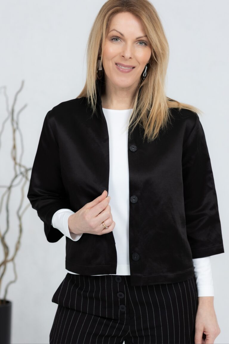 Yksinkertainen pieni musta takki Toya