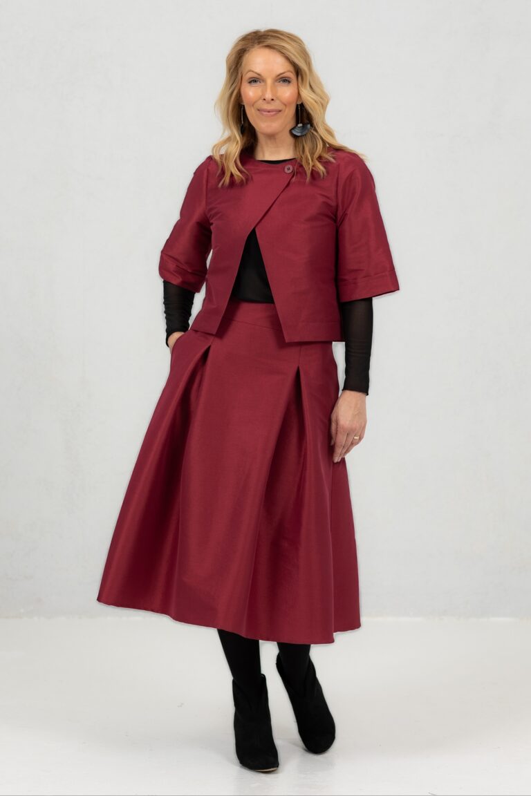 Punane taftist laiade voltidega seelik Tsuyo ja punane väike jakk Toyo