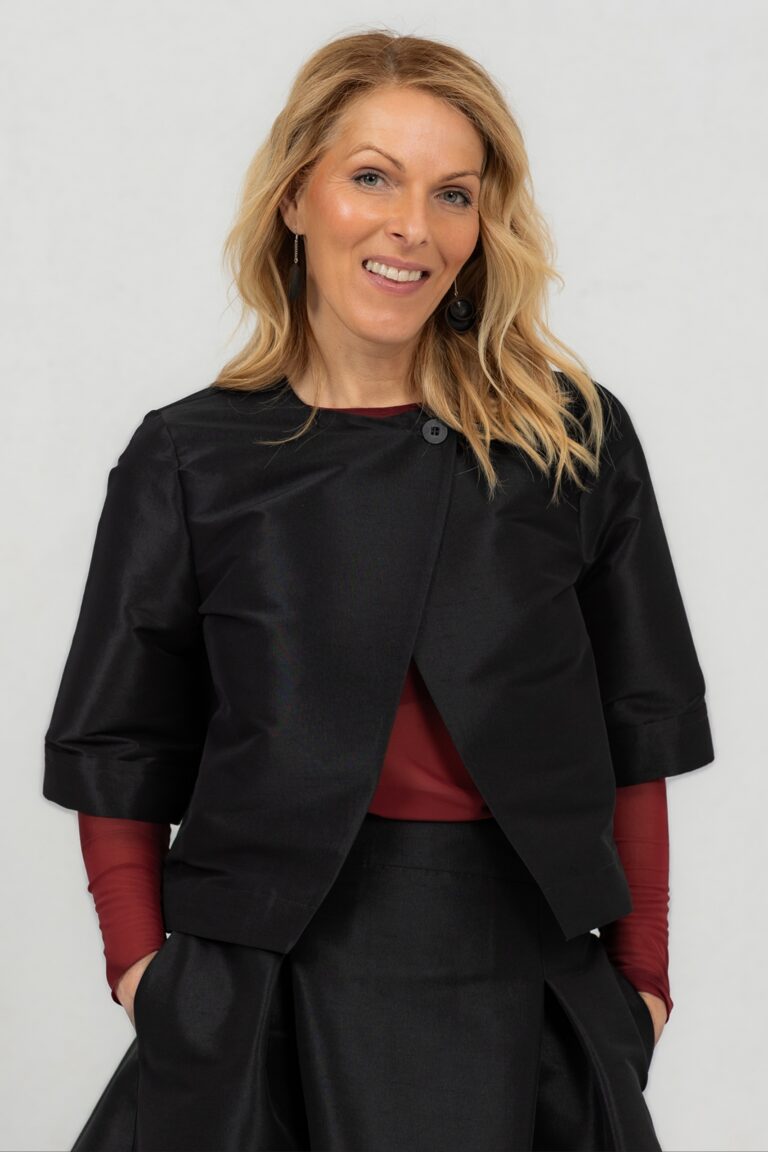 Väike must taftist jakk Toyo