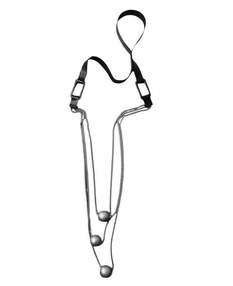 Kaulakoru Mira, hopea