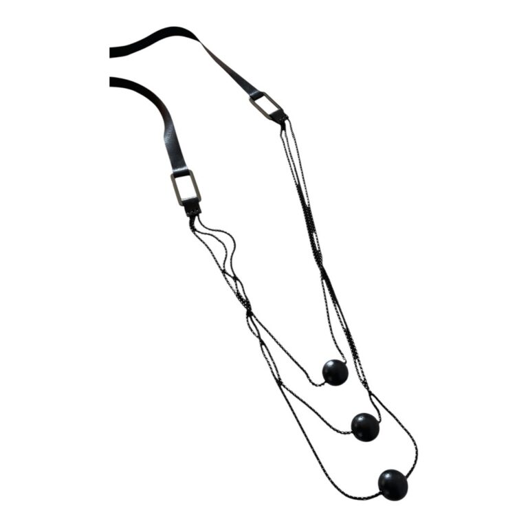 Kaulakoru Mira, musta