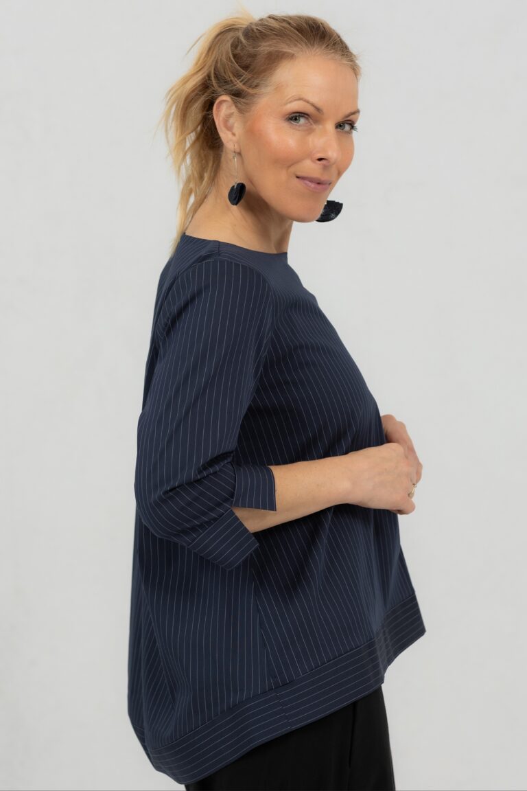 Väljä minimalistinen pusero Anata, tummansininen raidallinen