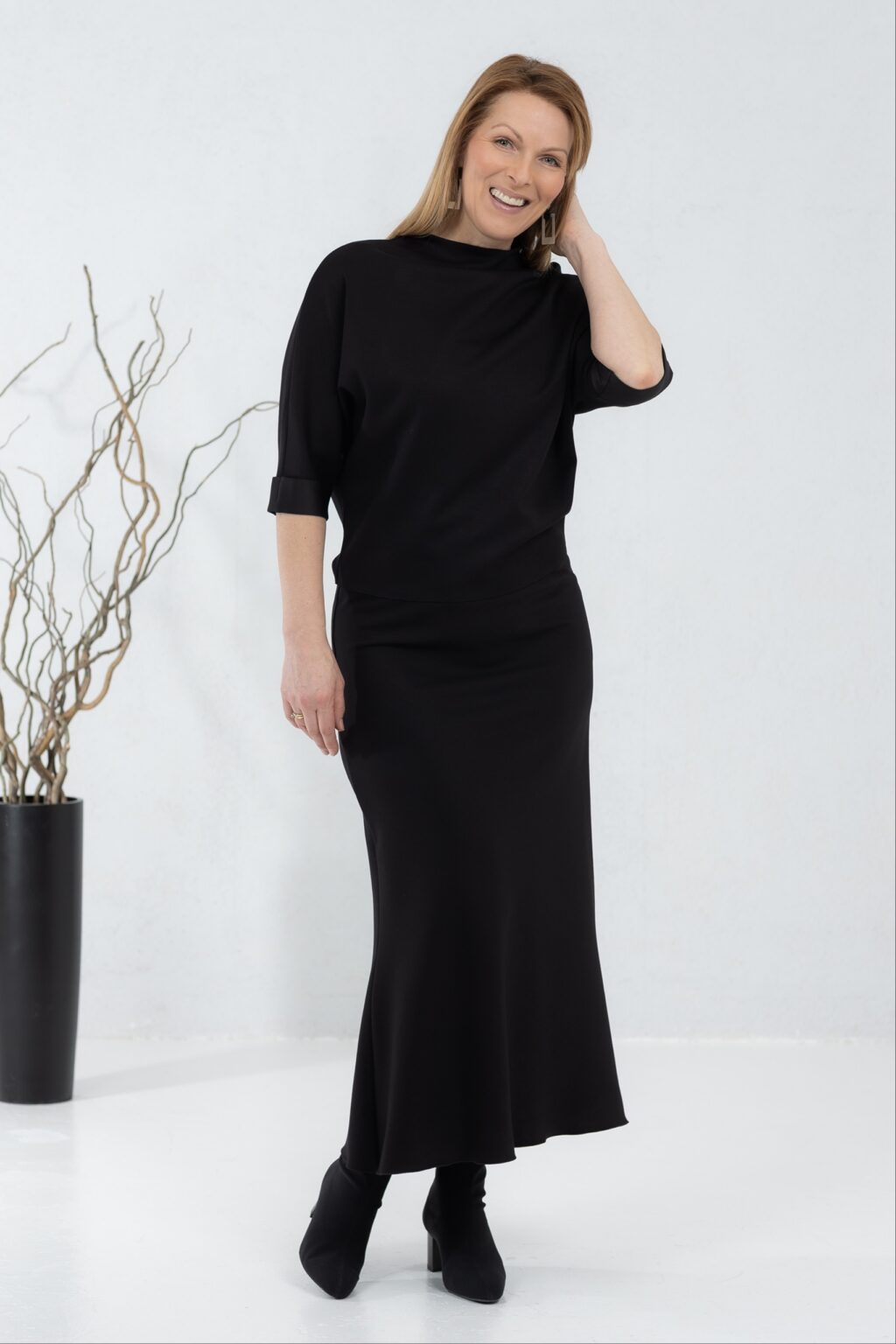 Must seelik Tomi ja viskoosist pluus Kaori