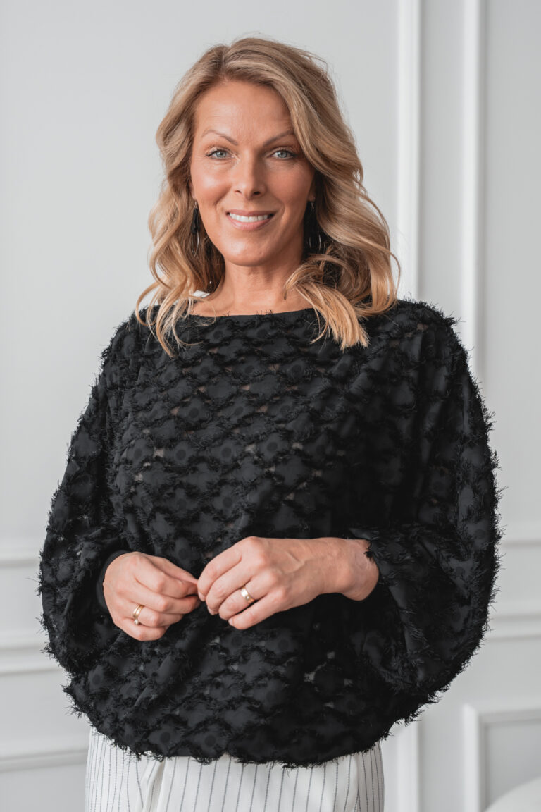 Läpikuultava pusero, jossa on kukkakuvio Kuma