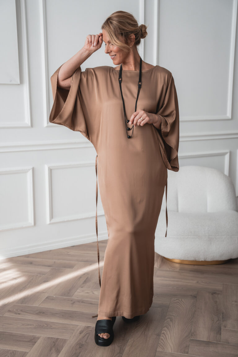 Läpikuultava, kimono-leikkaus, kullanruskea mekko