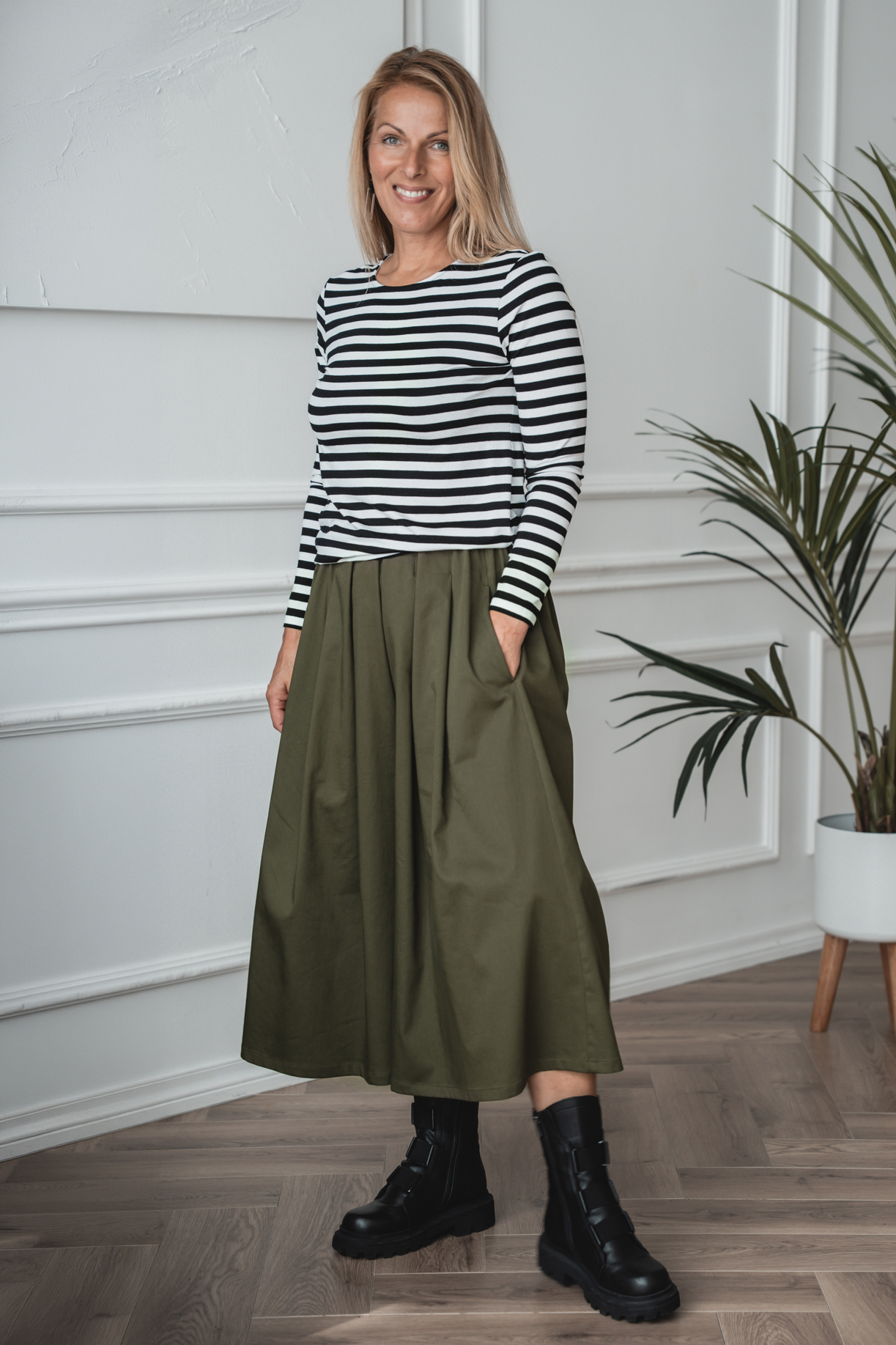 Khaki roheline püksseelik Maiko +. triibuline pluus Suruki