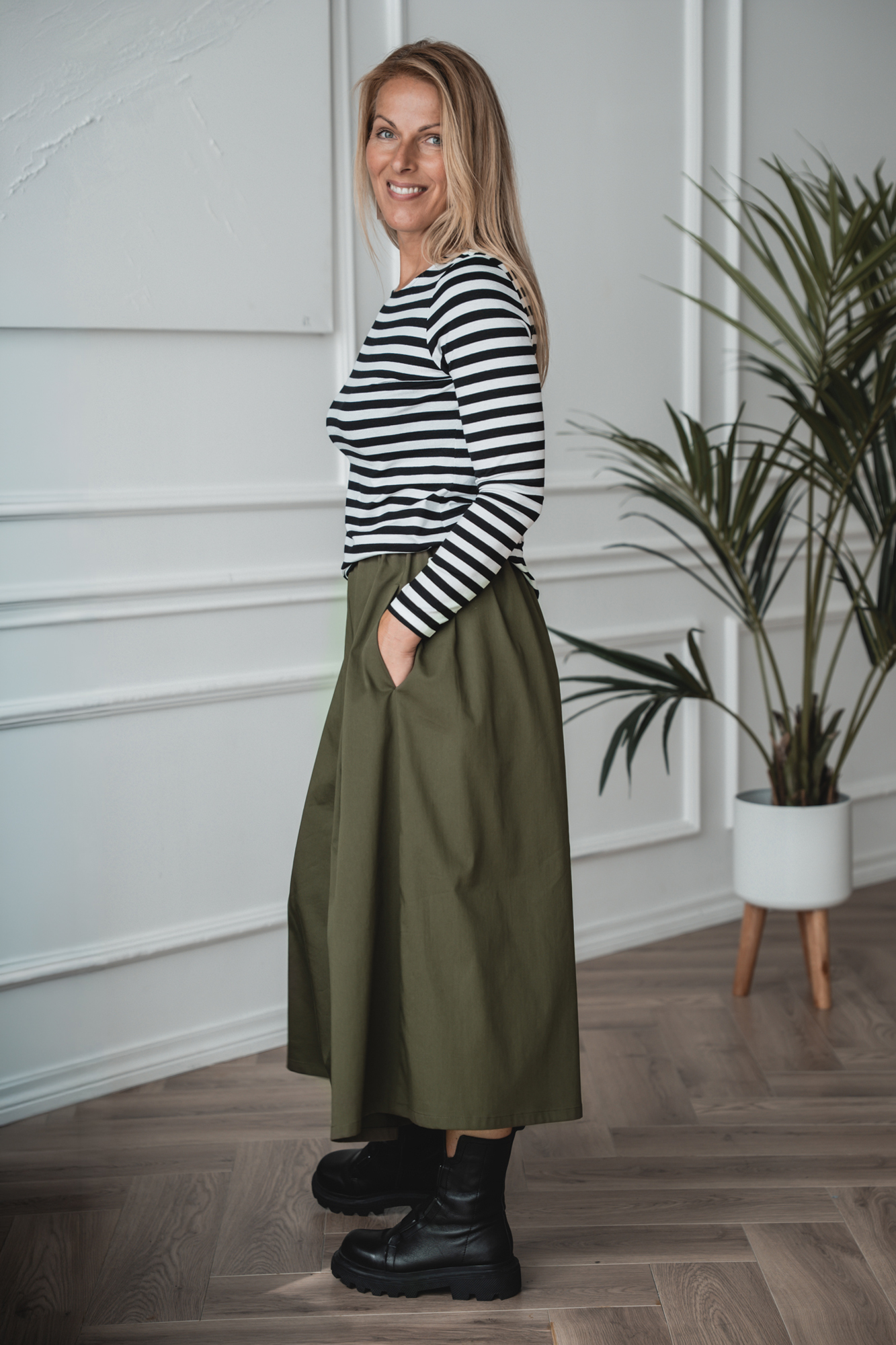 Khaki roheline püksseelik Maiko +. triibuline pluus Suruki
