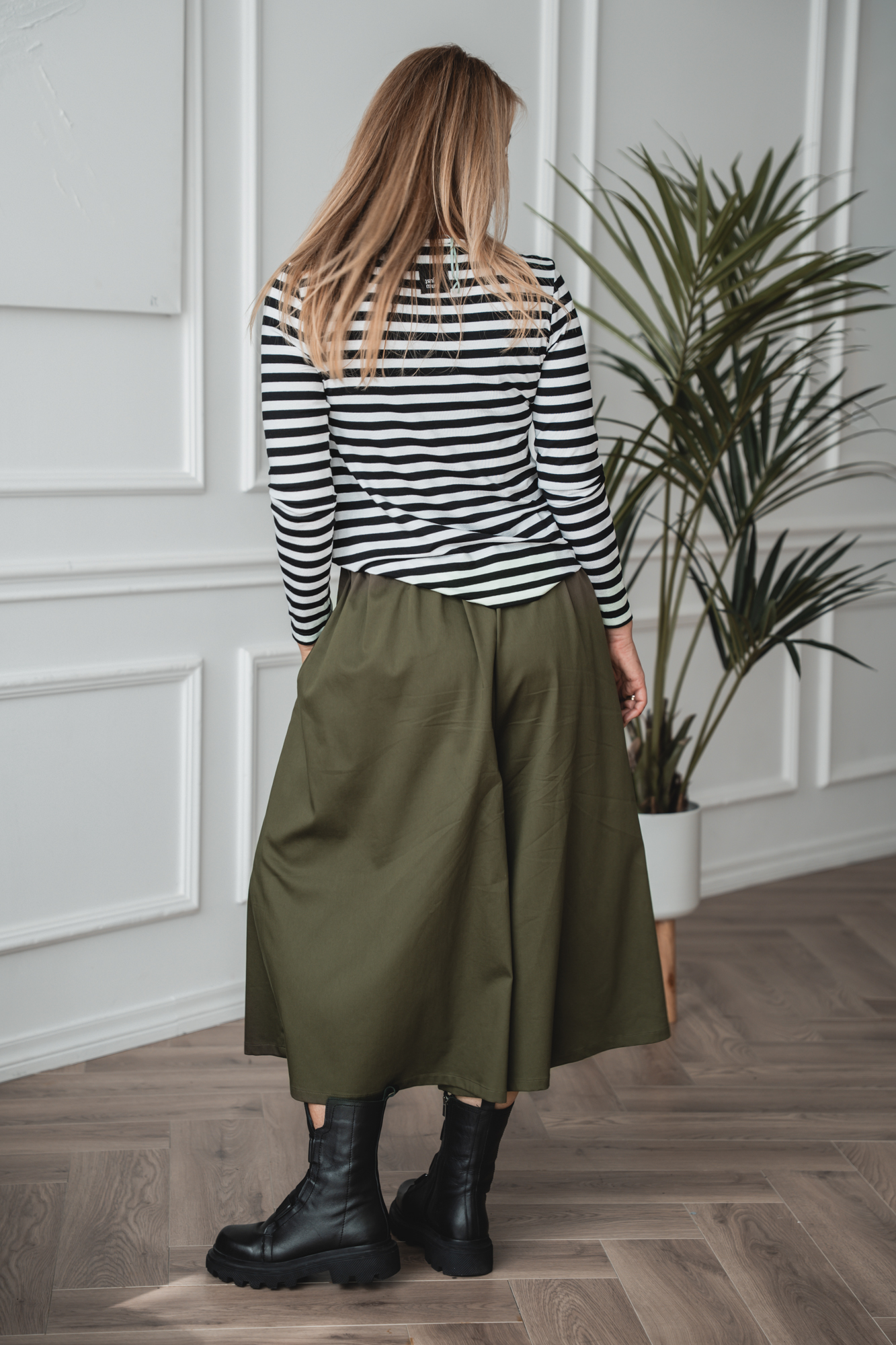 Khaki roheline püksseelik Maiko +. triibuline pluus Suruki