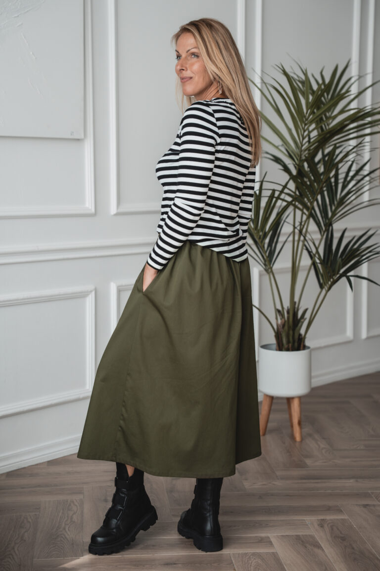 Khaki roheline püksseelik Maiko +. triibuline pluus Suruki