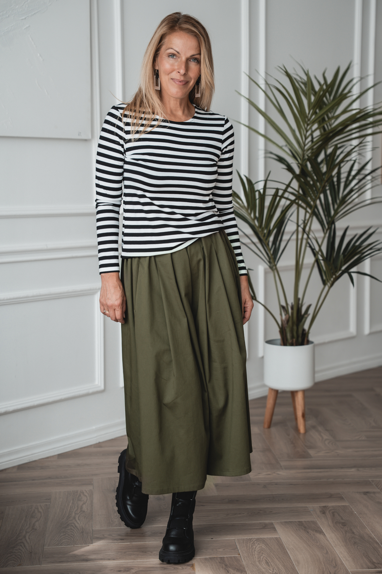 Khaki roheline püksseelik Maiko +. triibuline pluus Suruki